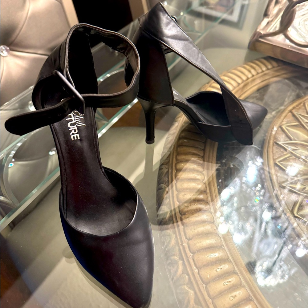 Black heel pump worm it once or twice like new.